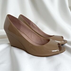 CL by Laundry Elegant Tan Patent Leather Peep-Toe Wedge Shoes